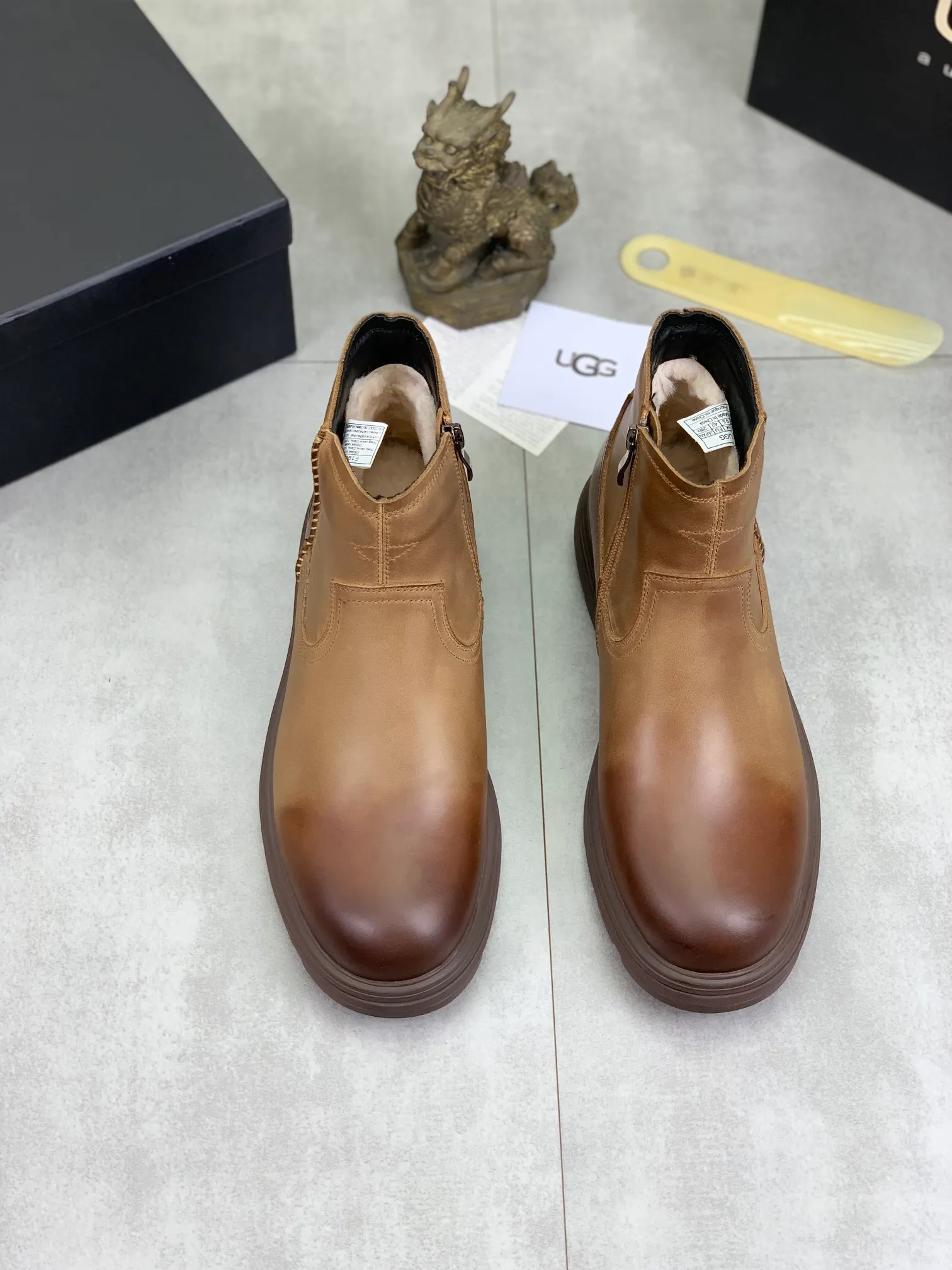 Factory price P640 💶[UGG] (full wool lining) Top-end high-quality fur integrated warm snow boots from Australia's warm luxury men's shoes brand, UGG-5877 official website synchronized, made of imported cowhide, carefully sewn...Imported rubber outsole (comfortable, soft, wear-resistant) The quality is really great...Exquisite workmanship, you can't put it down at first sight, code number: 39-44 Color: 3️⃣colors available
